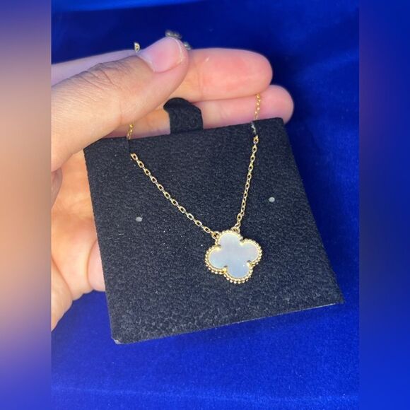 Alhambra White Clover Motif Necklace 18k gold plated - Picture 4 of 11